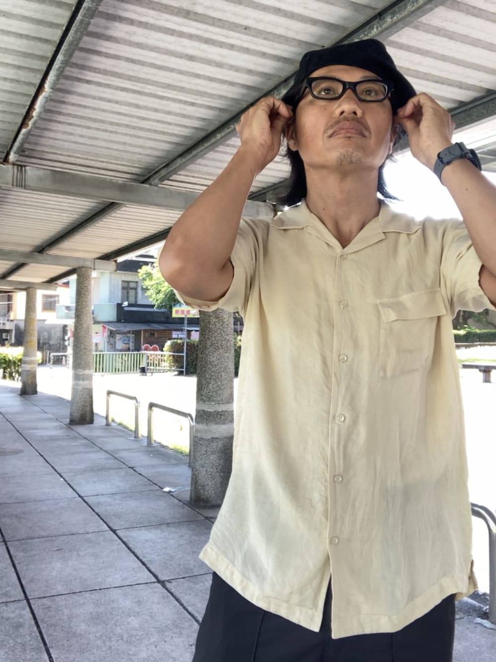 ベージュ系のシャツ/ブラウス、ブラック系のドレスシューズ、ブラック系のスラックスを着用したメンズの夏コーディネートの2枚目の写真