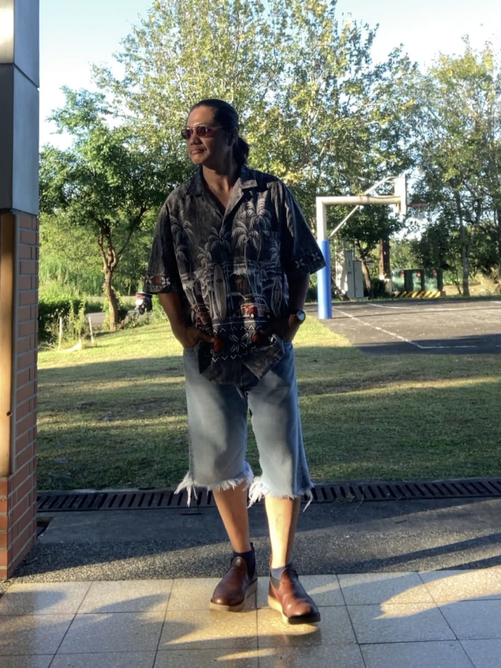 「アロハシャツ、made in Hawaii、シャツスタイル、ショーツ、クリップオンサングラス、サングラス、levis 501、カットオフデニム、WESCO」｜「Winnie Fashionのアイテム（シャツ/ブラウス、グレー系）」を使った、ORTHさん（メンズ・170cm）の秋コーディネートの2枚目の写真
