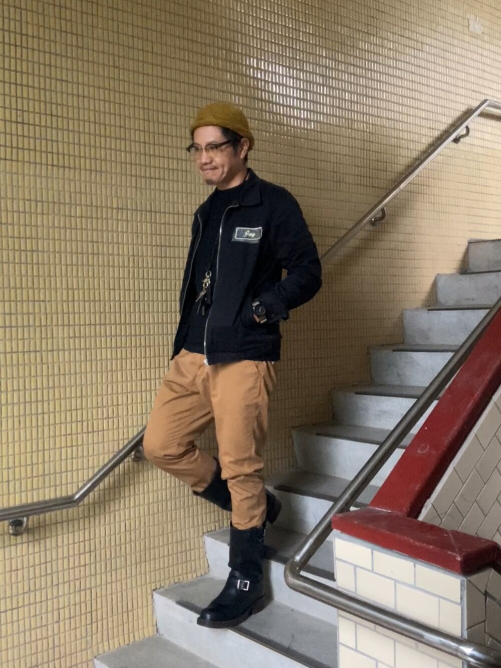 ブラック系のブーツ、ブラック系のブルゾン、ブラック系のTシャツ/カットソーを着用したメンズの春コーディネートの3枚目の写真