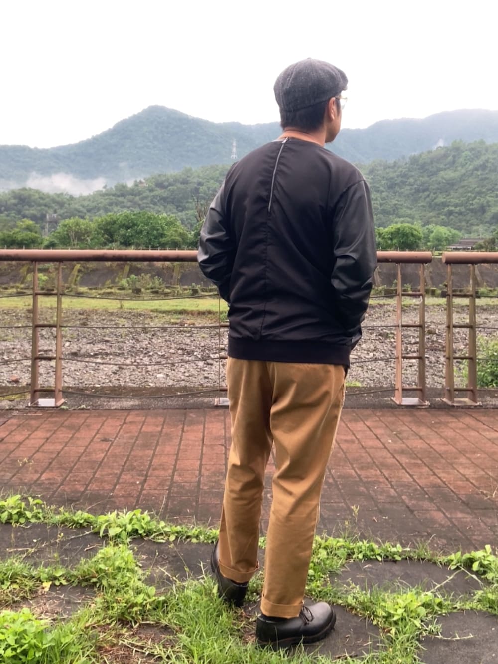 ブラック系のその他トップス、ブラウン系のチノパンツ、ブラック系のブーツを着用したメンズの春コーディネートの3枚目の写真