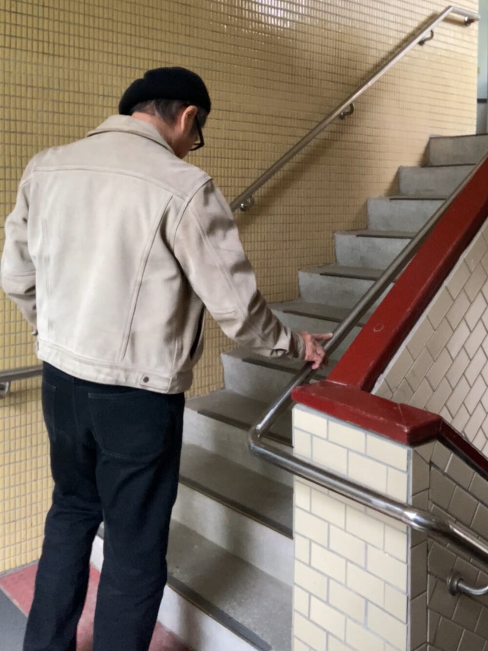 グレー系のジャケット/アウター、グレー系のその他トップス、ブラック系のデニムパンツを着用したメンズの秋コーディネートの4枚目の写真