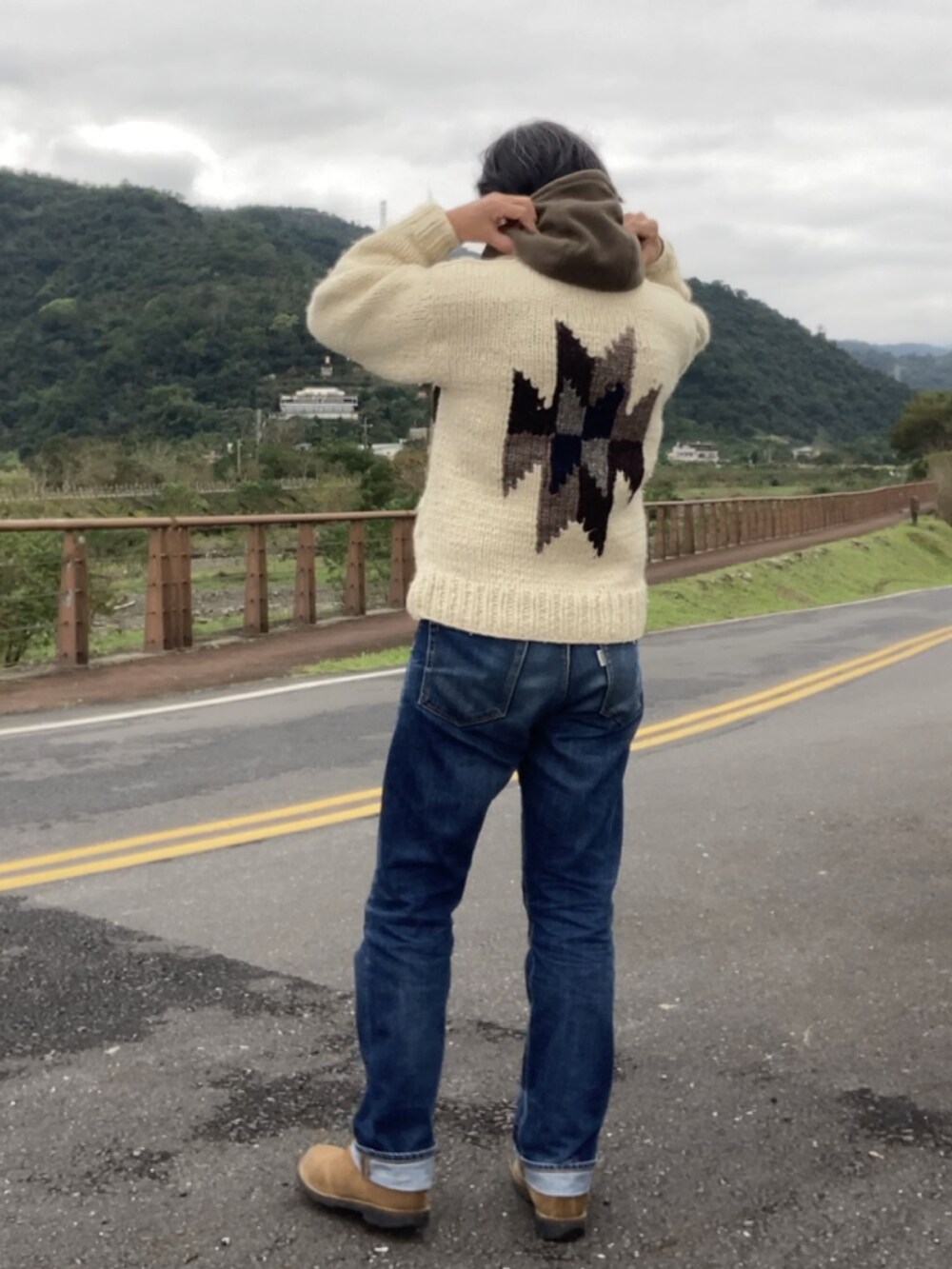 ブラウン系のジャケット/アウター、ブルー系のデニムパンツ、ブラウン系のブーツを着用したメンズの冬コーディネートの5枚目の写真