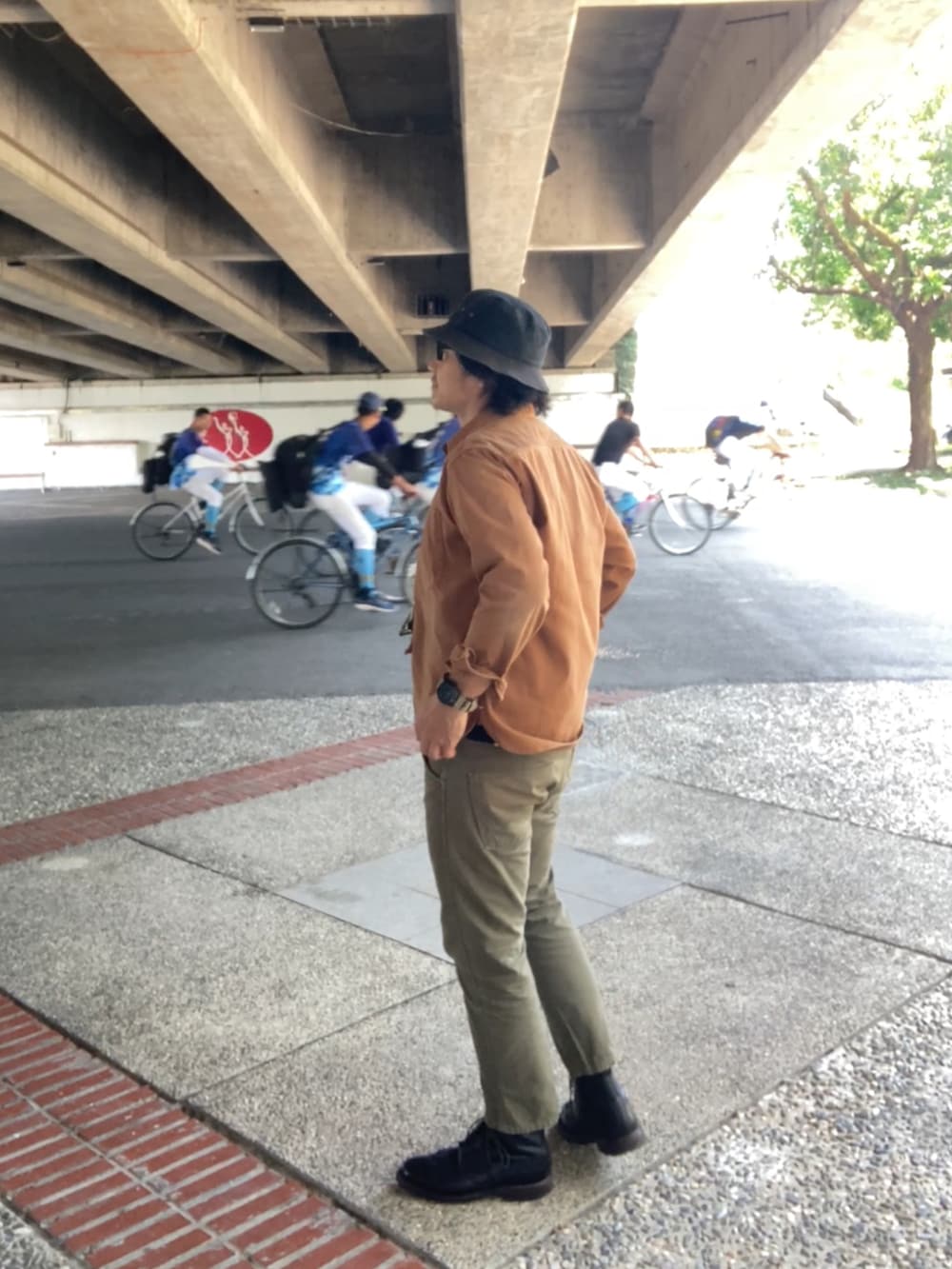 ブラック系のTシャツ/カットソー、ブラウン系のシャツ/ブラウス、グリーン系のパンツを着用したメンズの春コーディネートの2枚目の写真