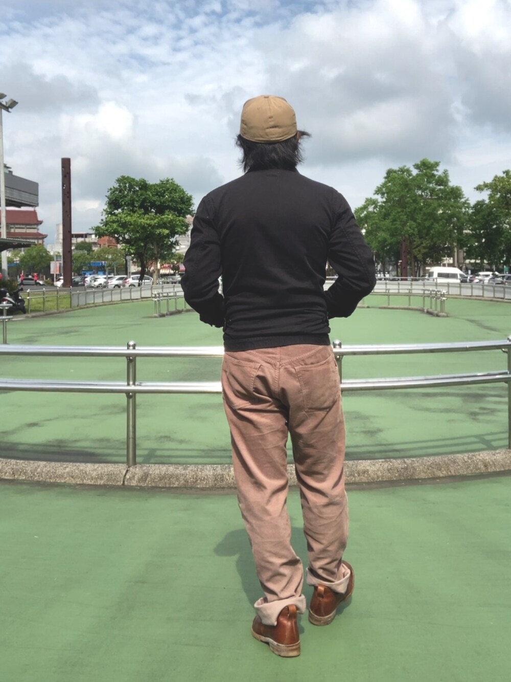 ブラック系のTシャツ/カットソー、ブラック系のブルゾン、ブラウン系のスリッポンを着用したメンズの春コーディネートの2枚目の写真