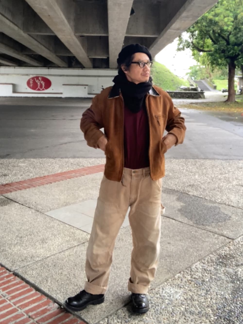 ブルー系のTシャツ/カットソー、ブラウン系のその他アウター、ベージュ系のその他パンツを着用したメンズの春コーディネートの3枚目の写真