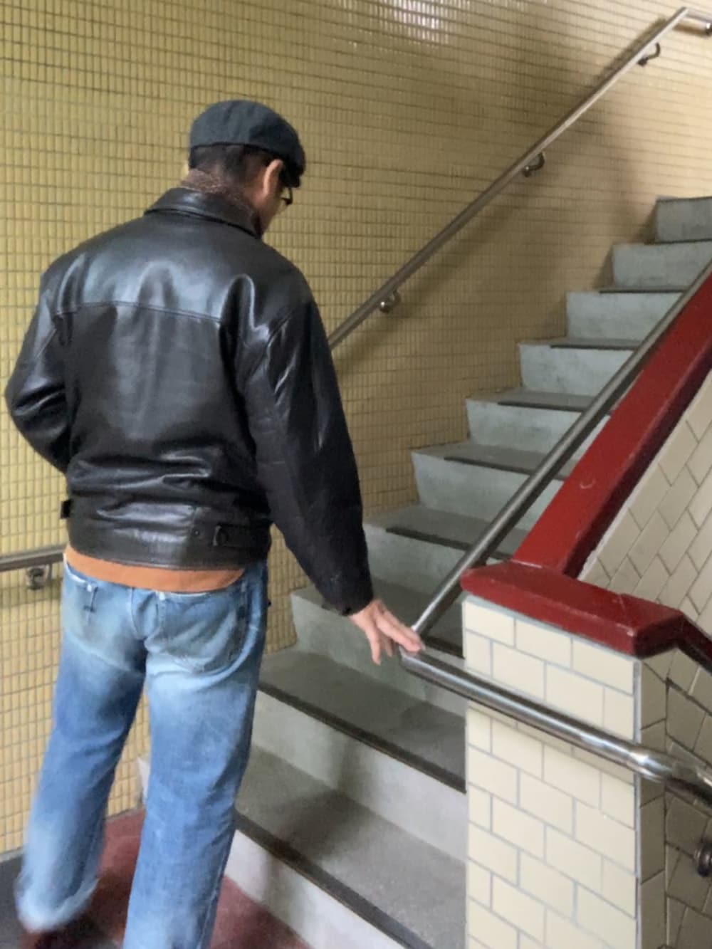 ブラウン系のジャケット/アウター、ブラウン系のシャツ/ブラウス、ブルー系のデニムパンツを着用したメンズの秋コーディネートの2枚目の写真