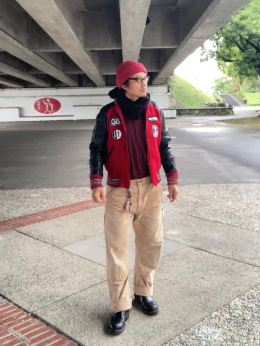 ブルー系のTシャツ/カットソー、レッド系のスタジャン、ベージュ系のその他パンツを着用したメンズの春コーディネートの2枚目の写真