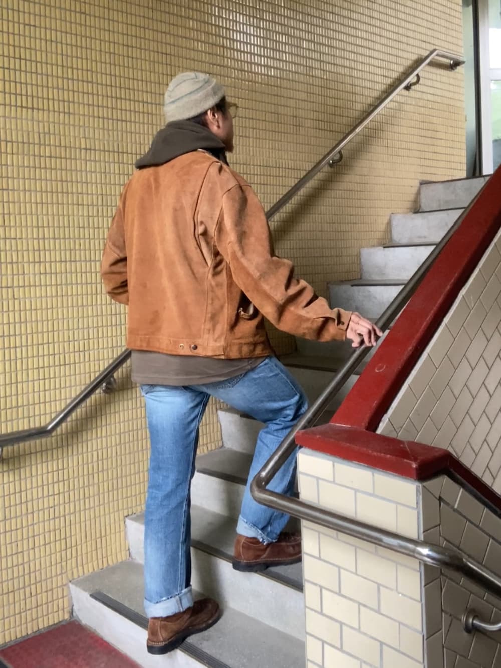 ブラウン系のその他アウター、グレー系のTシャツ/カットソー、グリーン系のTシャツ/カットソーを着用したメンズの冬コーディネートの3枚目の写真