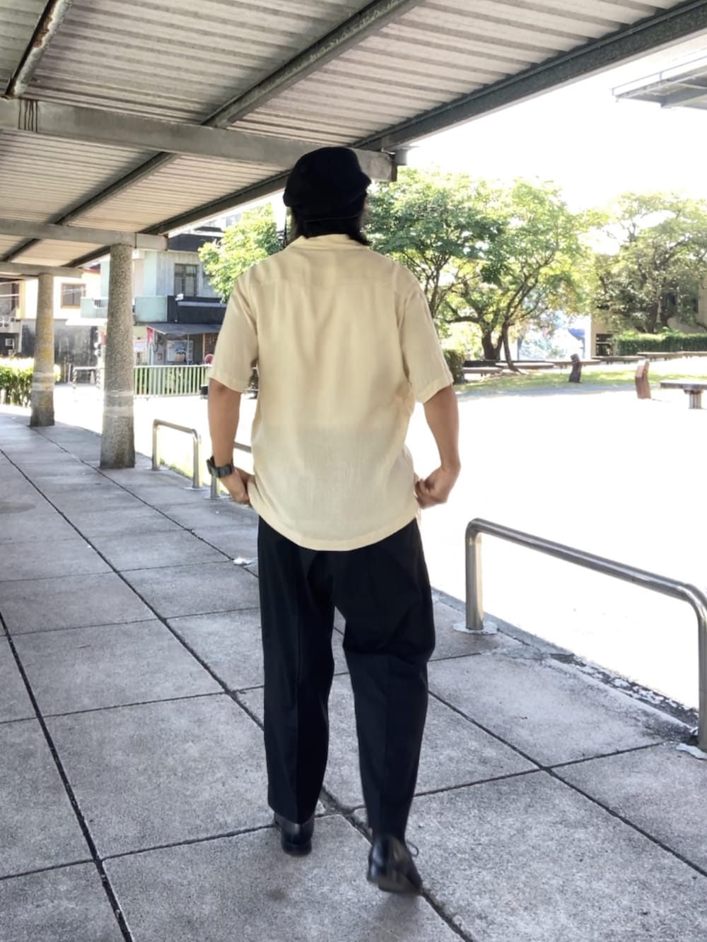 ベージュ系のシャツ/ブラウス、ブラック系のドレスシューズ、ブラック系のスラックスを着用したメンズの夏コーディネートの3枚目の写真