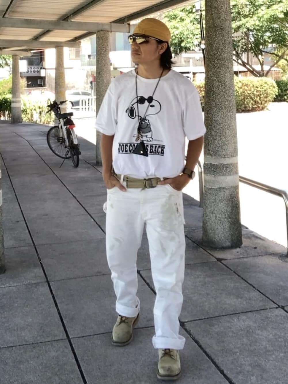 ホワイト系のTシャツ/カットソー、ホワイト系のその他パンツ、ベージュ系のブーツを着用したメンズの夏コーディネートの2枚目の写真