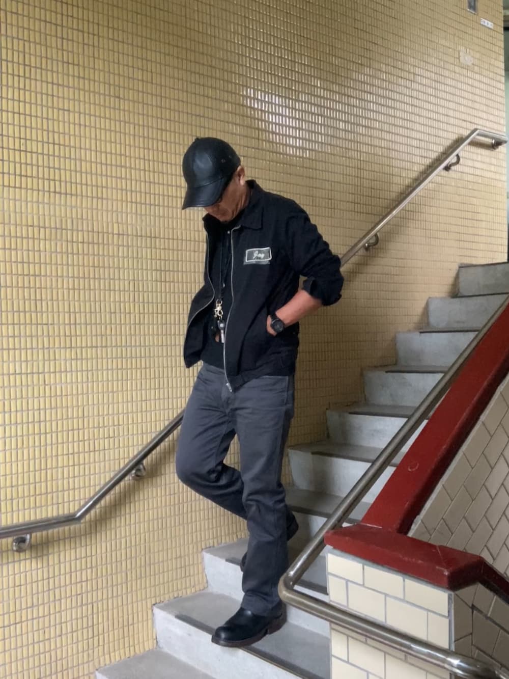 ブラック系のブーツ、ブラック系のTシャツ/カットソー、ブラック系のブルゾンを着用したメンズの秋コーディネートの3枚目の写真
