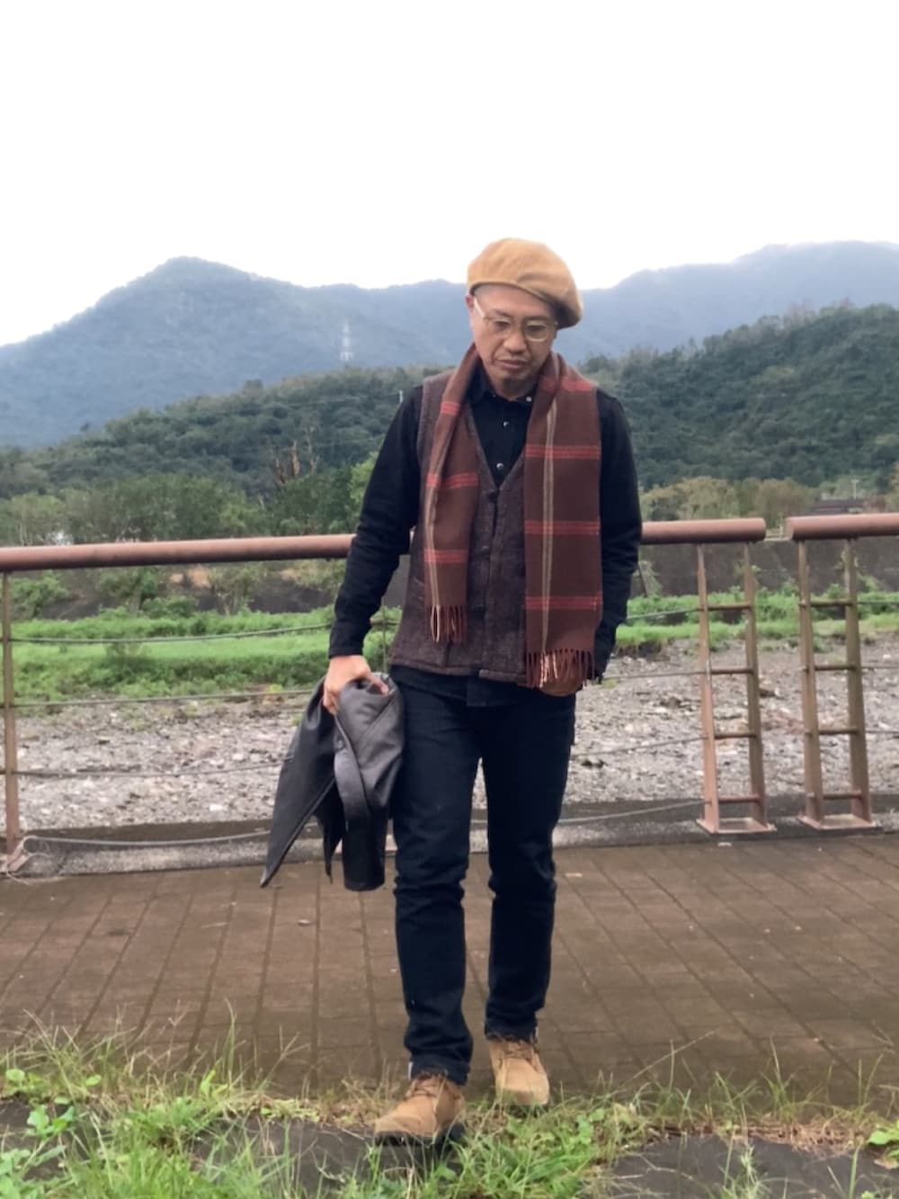 ブラウン系のジャケット/アウター、ブラック系のシャツ/ブラウス、ブラウン系のベストを着用したメンズの冬コーディネートの3枚目の写真