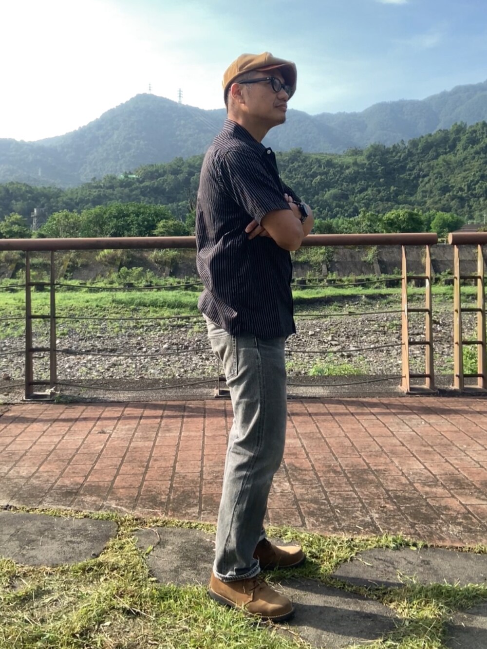 ブラック系のシャツ/ブラウス、ブラウン系のTシャツ/カットソー、ブラック系のデニムパンツを着用したメンズの春コーディネートの4枚目の写真