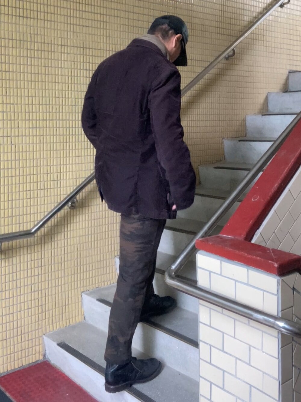 ブラック系のテーラードジャケット、ブルー系のシャツ/ブラウス、ブラック系のブーツを着用したメンズの春コーディネートの3枚目の写真