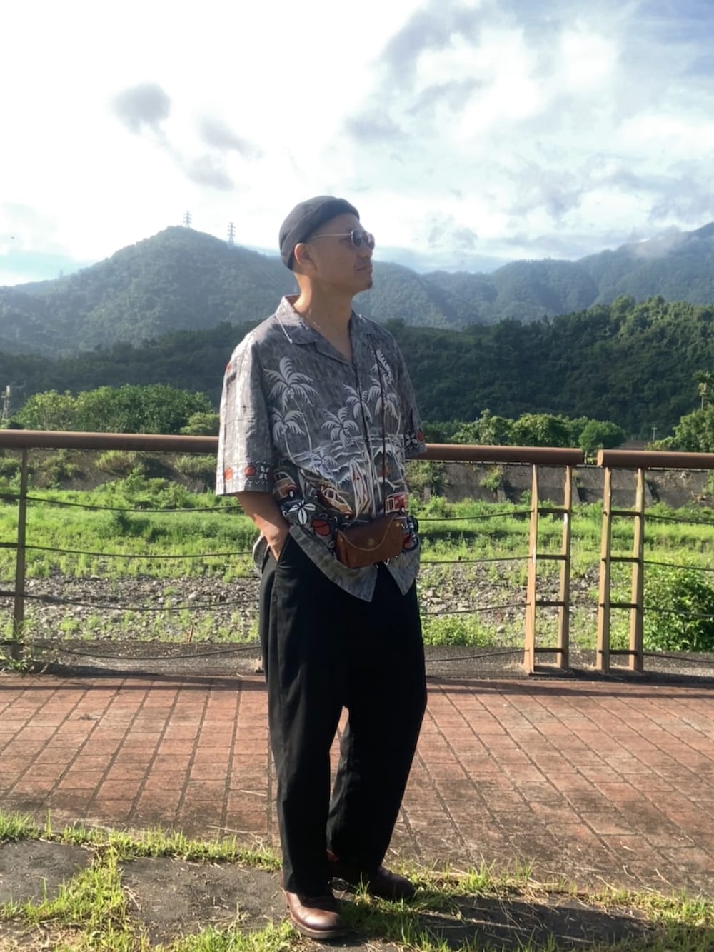 グレー系のシャツ/ブラウス、グレー系のタンクトップ、ブラック系のスラックスを着用したメンズの夏コーディネートの3枚目の写真