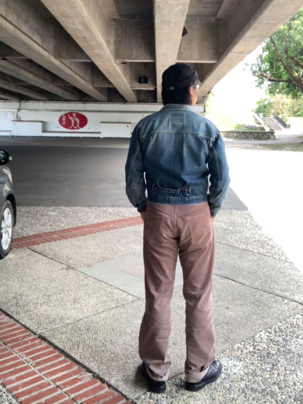 ブラック系のTシャツ/カットソー、ブルー系のデニムジャケット、ブラウン系のその他パンツを着用したメンズの春コーディネートの3枚目の写真