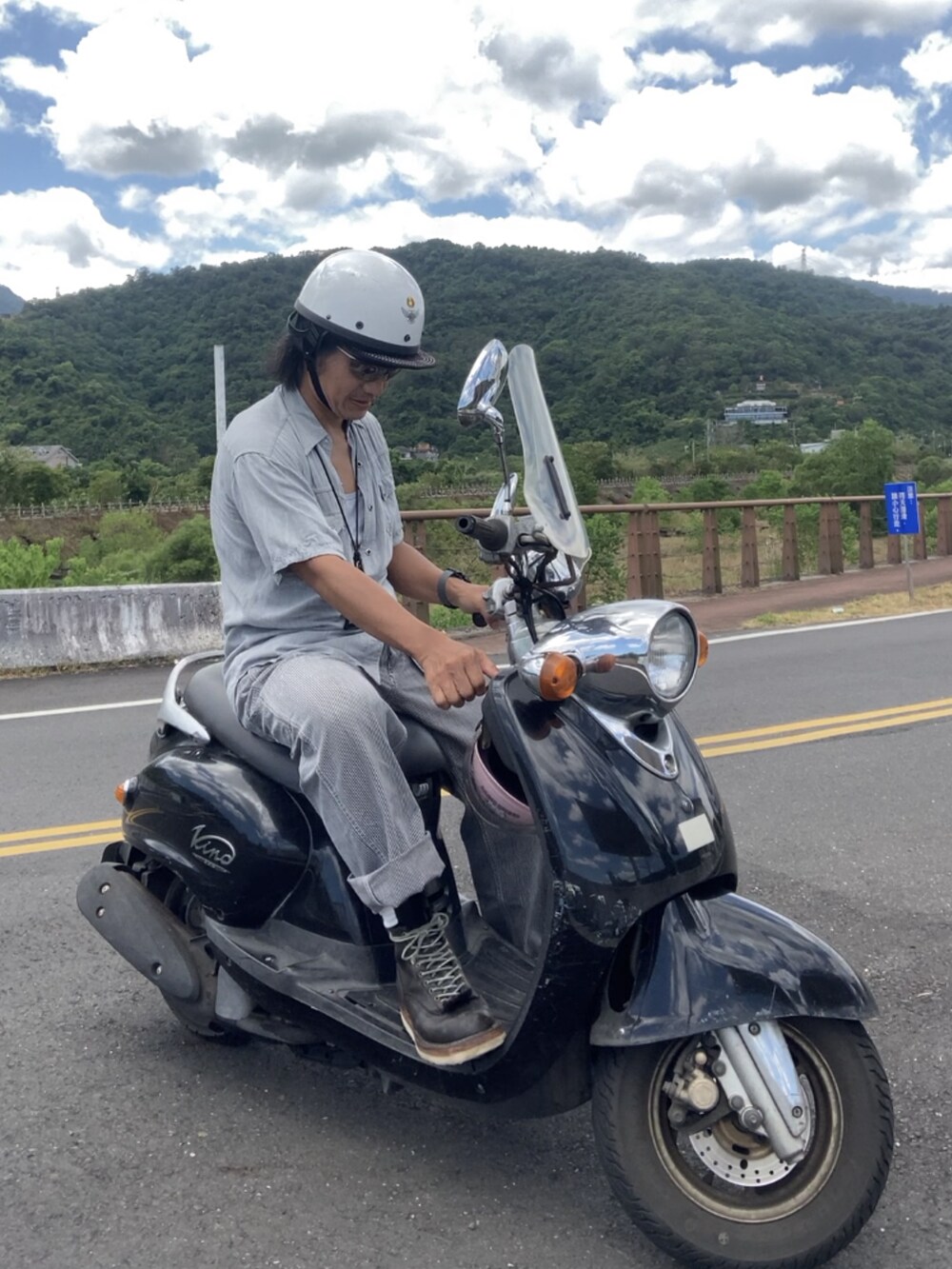 グレー系のシャツ/ブラウス、ブラック系のブーツ、グレー系のパンツを着用したメンズの夏コーディネートの3枚目の写真