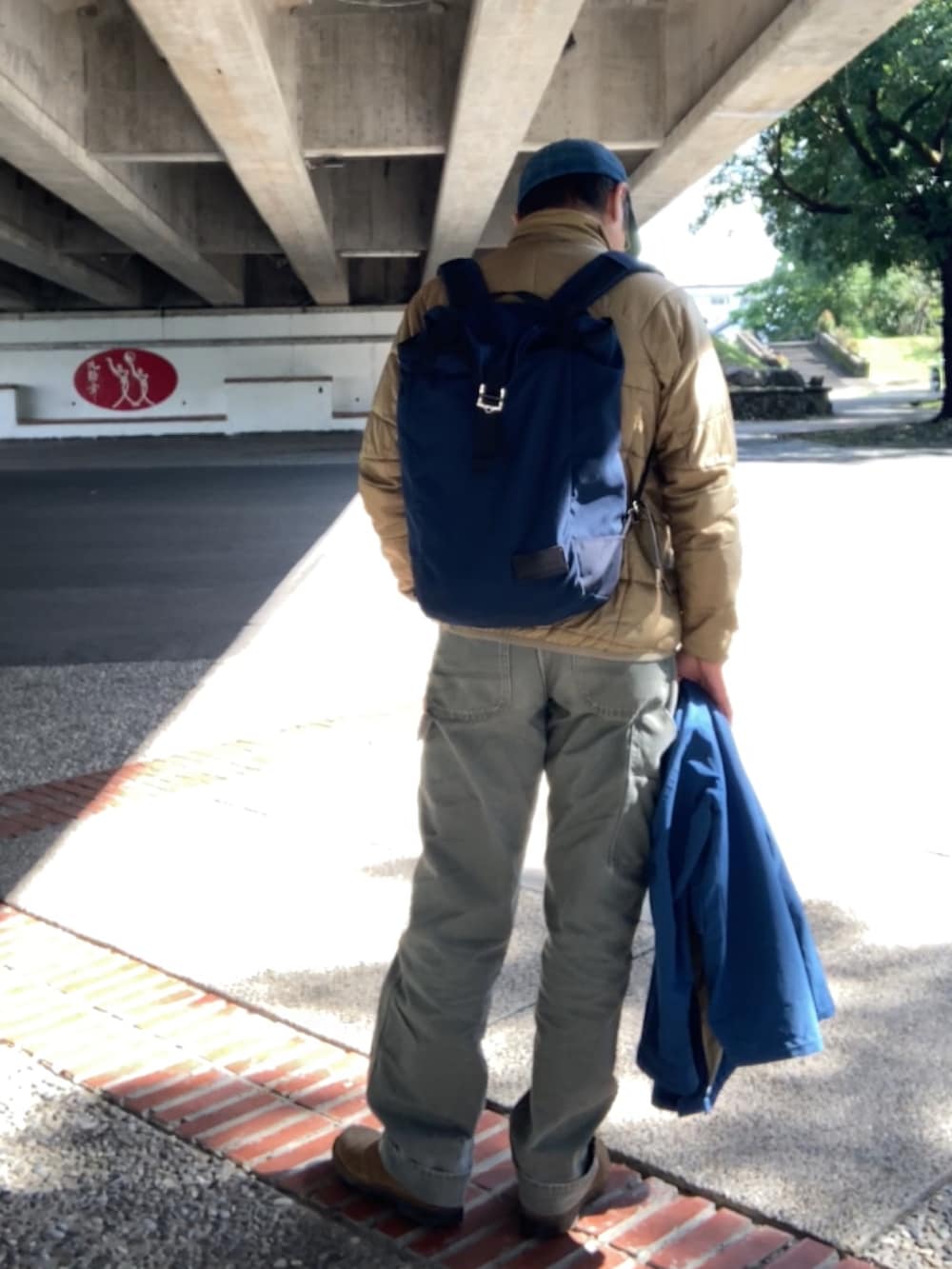 グレー系のTシャツ/カットソー、ブラウン系のその他トップス、ブルー系のマウンテンパーカーを着用したメンズの冬コーディネートの3枚目の写真