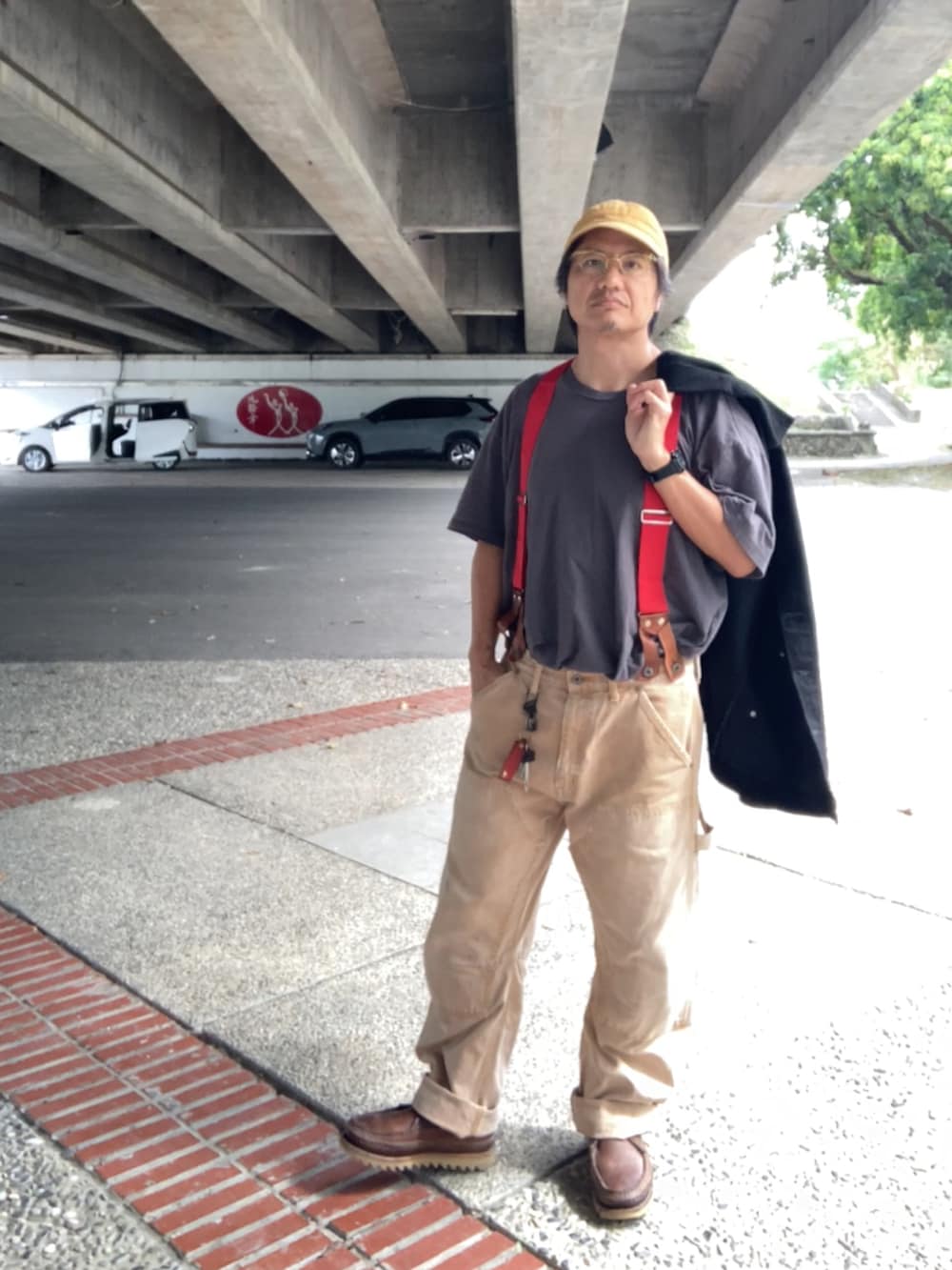 ブラック系のカバーオール、ブルー系のTシャツ/カットソー、ベージュ系のその他パンツを着用したメンズの冬コーディネートの3枚目の写真