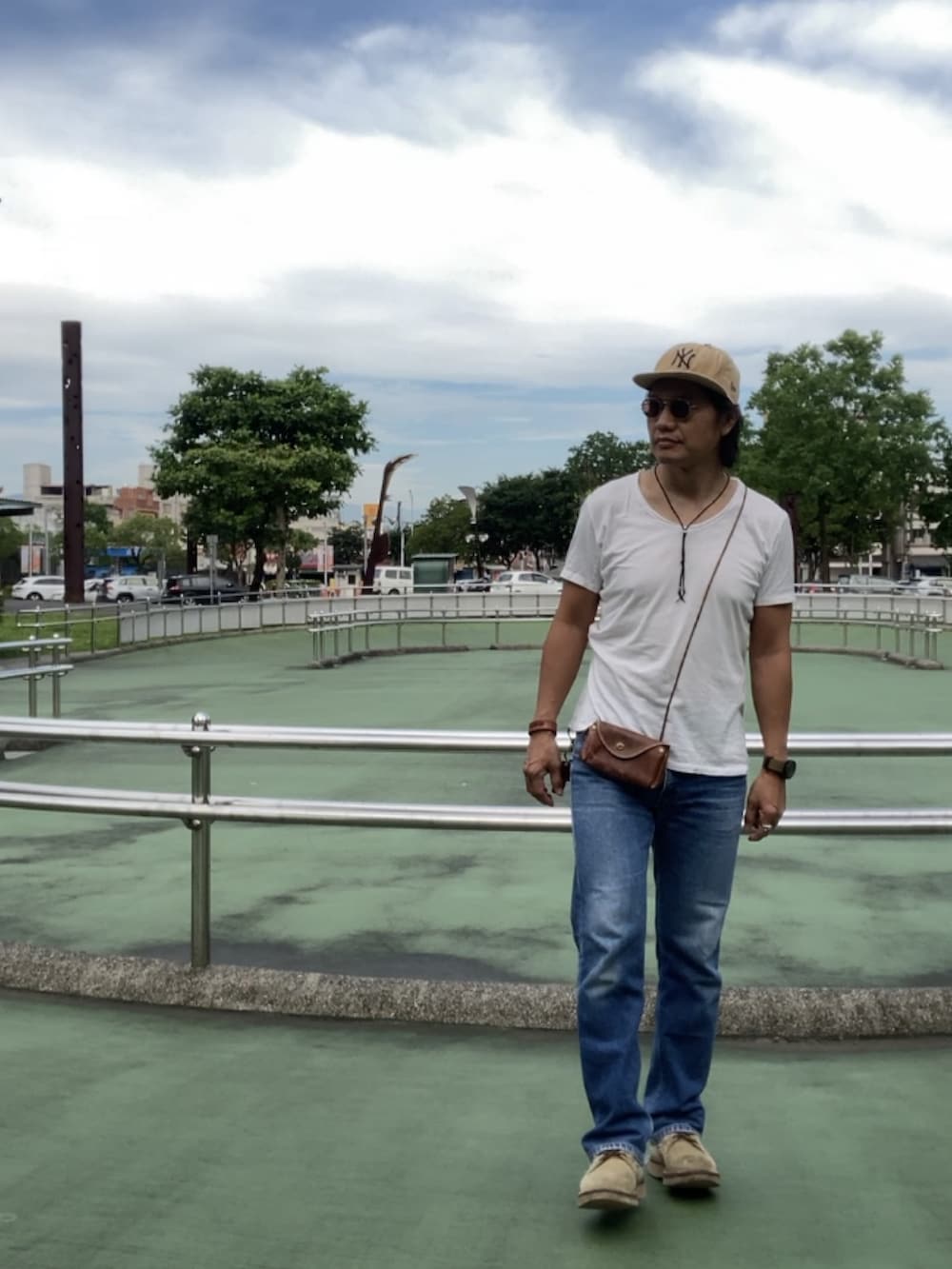 「ベージュ、ライトブラウン、サングラス、クリップオンサングラス、キャップ、NEW ERA、カーハート、carhartt、デニム、Levis517、ブーツカットパンツ、Levi's、viberg、ワークブーツ、スエードシューズ」｜「Carharttのアイテム（デニムジャケット、ベージュ系）」を使った、ORTHさん（メンズ・170cm）の夏コーディネートの2枚目の写真
