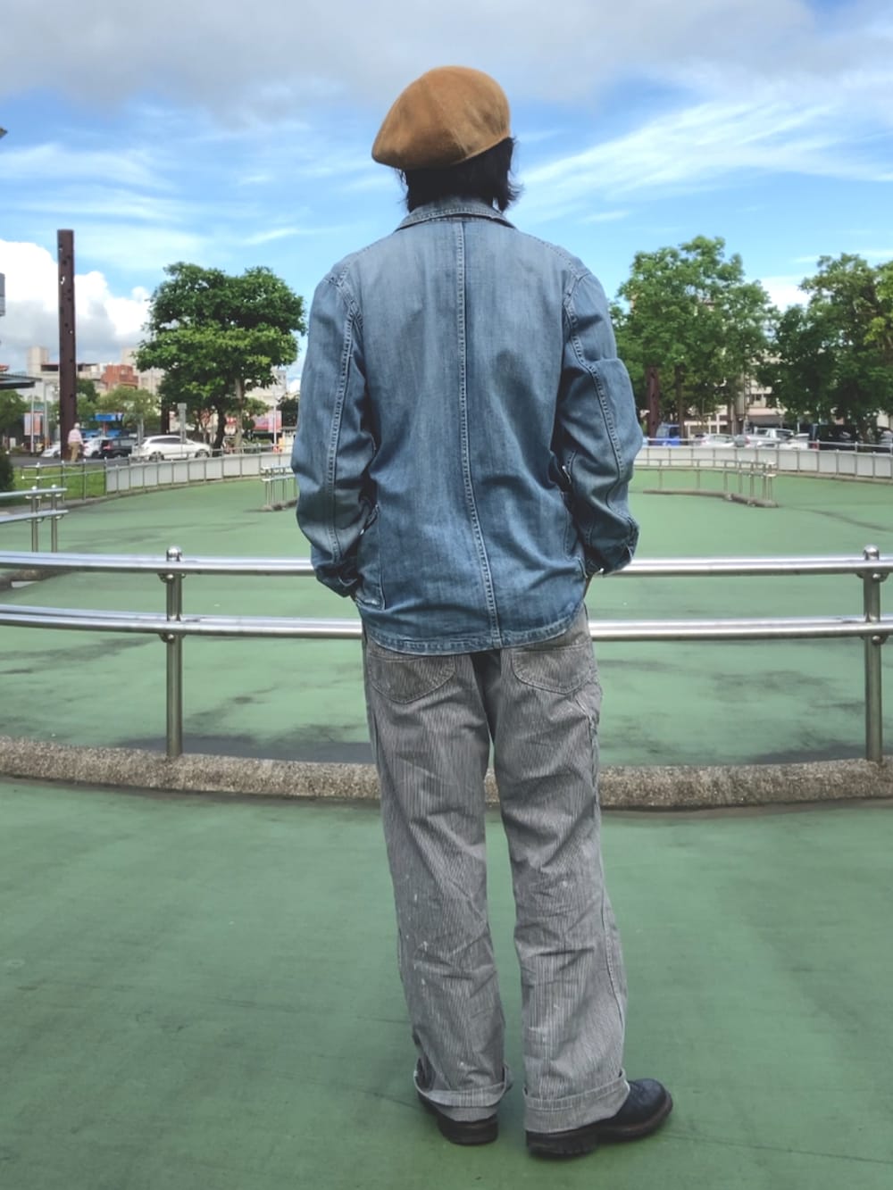 ホワイト系のTシャツ/カットソー、ブルー系のカバーオール、グレー系のパンツを着用したメンズの春コーディネートの2枚目の写真