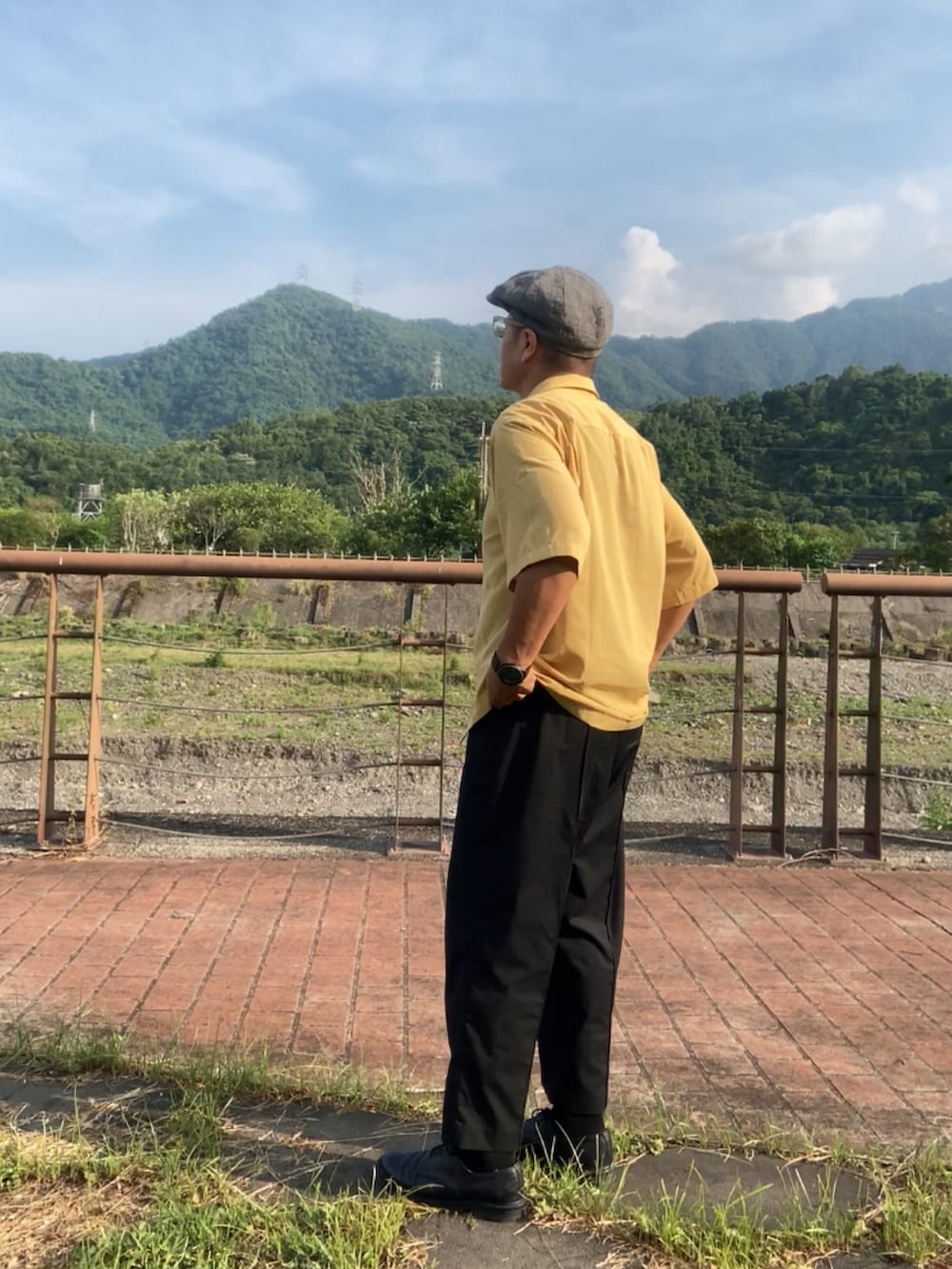 イエロー系のシャツ/ブラウス、ブラック系のドレスシューズ、ブラック系のスラックスを着用したメンズの秋コーディネートの2枚目の写真