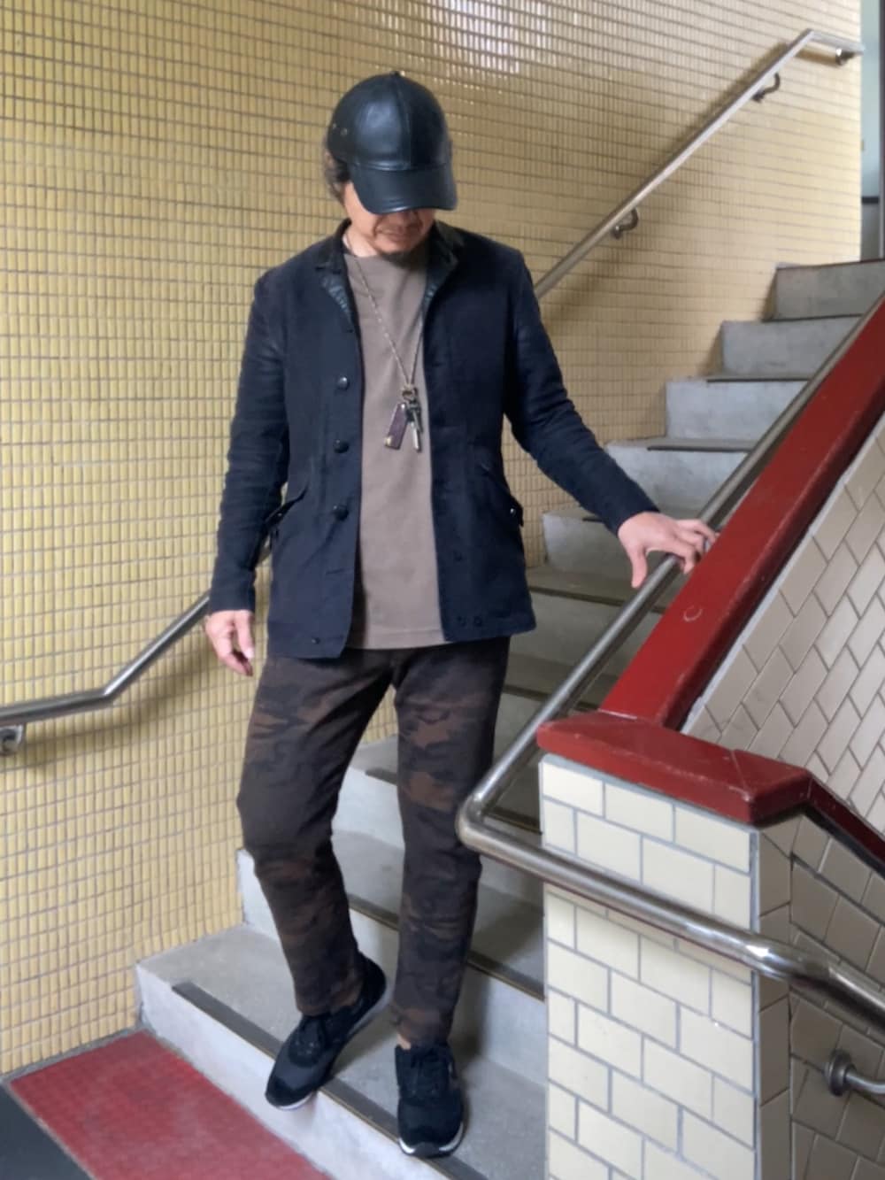 ブラック系のその他アウター、グレー系のTシャツ/カットソー、その他のその他パンツを着用したメンズの春コーディネートの3枚目の写真