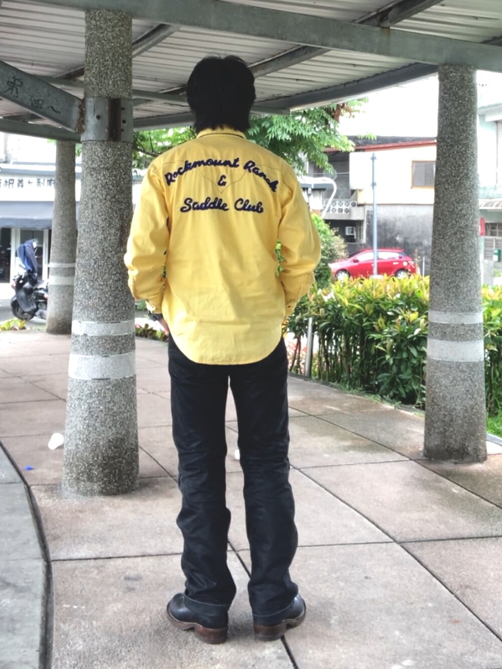 イエロー系のシャツ/ブラウス、ブラック系のブーツ、ブラック系のその他パンツを着用したメンズの春コーディネートの2枚目の写真