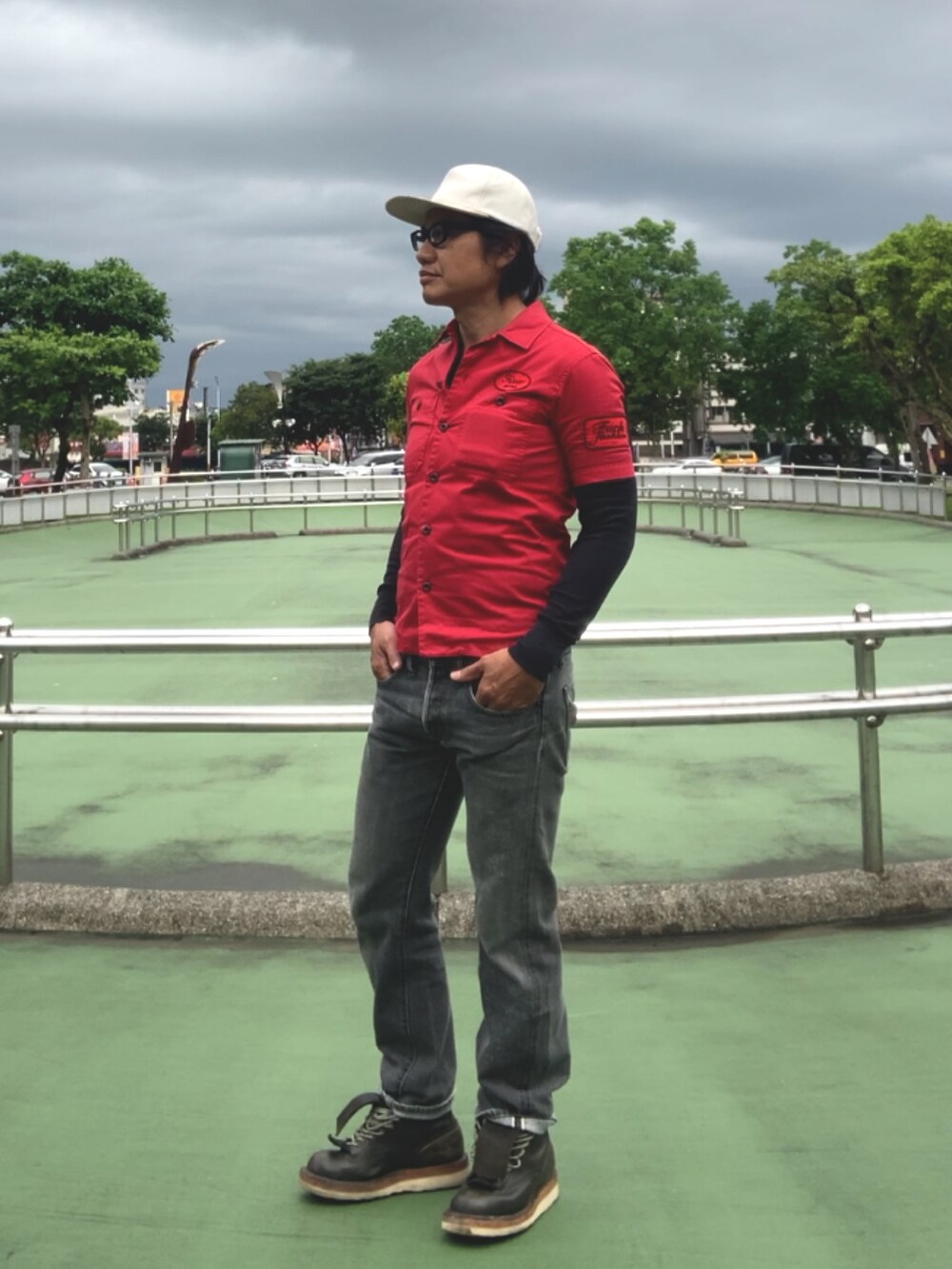 レッド系のスタジャン、ブラック系のブーツ、レッド系のシャツ/ブラウスを着用したメンズの春コーディネートの2枚目の写真