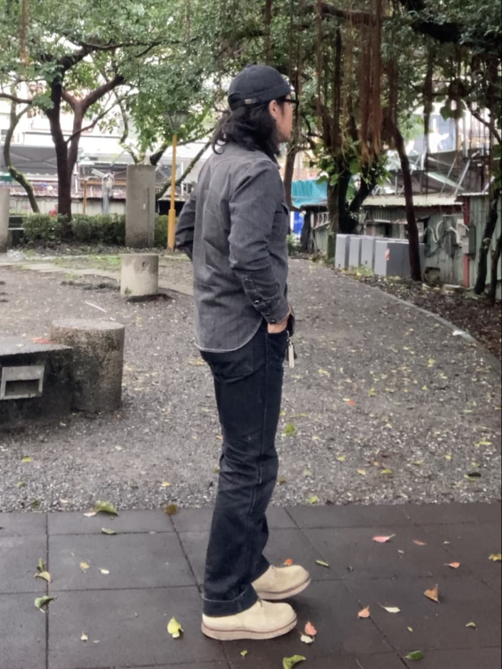 ブラック系のシャツ/ブラウス、ブラック系のその他パンツ、ベージュ系のブーツを着用したメンズの冬コーディネートの2枚目の写真