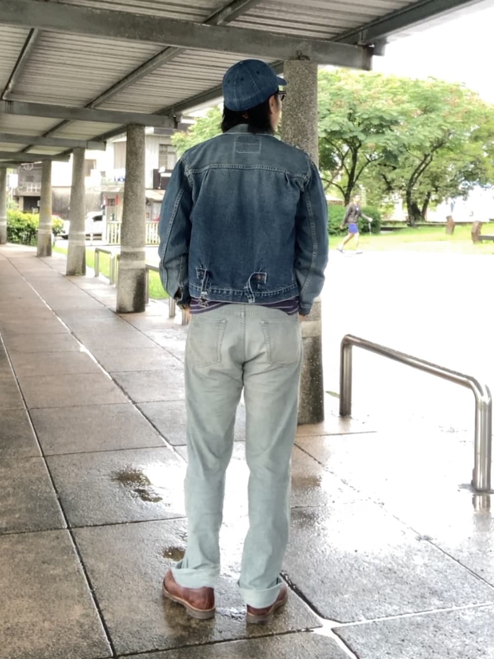 ブルー系のデニムジャケット、グリーン系のパンツ、ブラウン系のその他シューズを着用したメンズの夏コーディネートの2枚目の写真