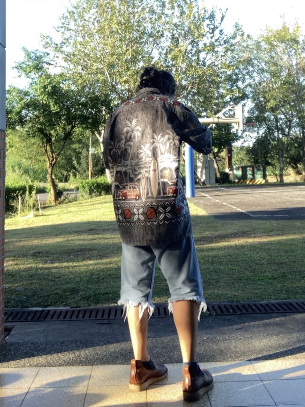 「アロハシャツ、made in Hawaii、シャツスタイル、ショーツ、クリップオンサングラス、サングラス、levis 501、カットオフデニム、WESCO」｜「Winnie Fashionのアイテム（シャツ/ブラウス、グレー系）」を使った、ORTHさん（メンズ・170cm）の秋コーディネートの3枚目の写真