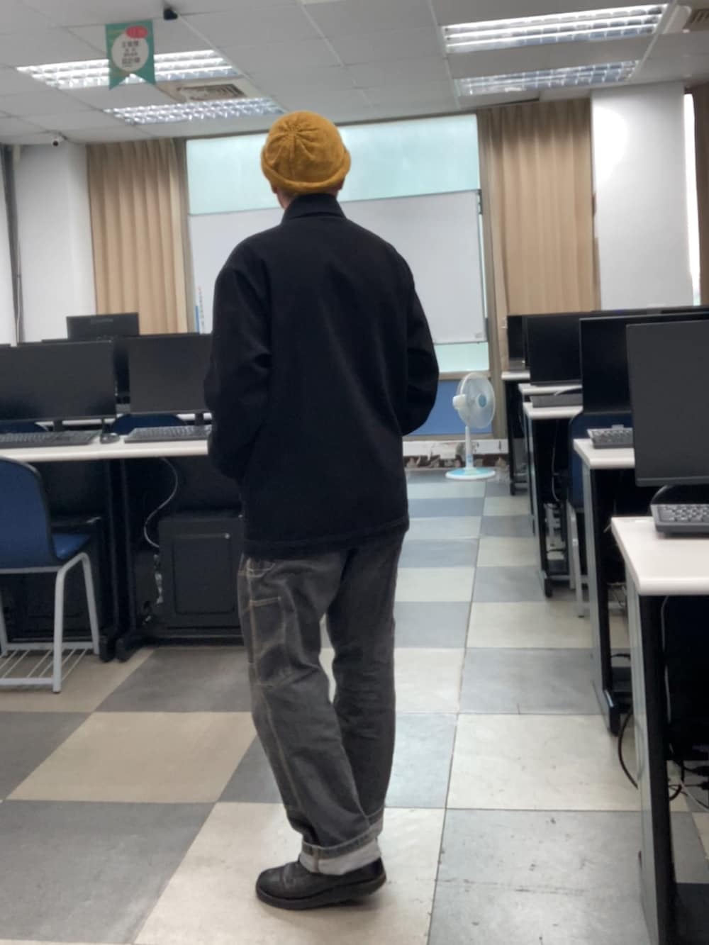ブラック系のデニムパンツ、ブラック系のシューズ、ブラック系のカバーオールを着用したメンズの秋コーディネートの2枚目の写真
