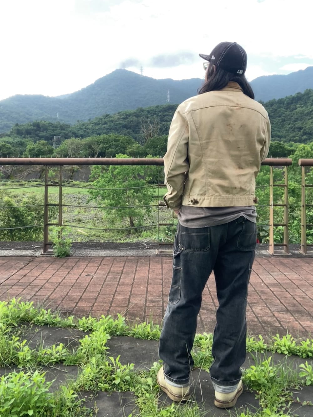 ベージュ系のデニムジャケット、ベージュ系のブーツ、ブラウン系のTシャツ/カットソーを着用したメンズの春コーディネートの3枚目の写真