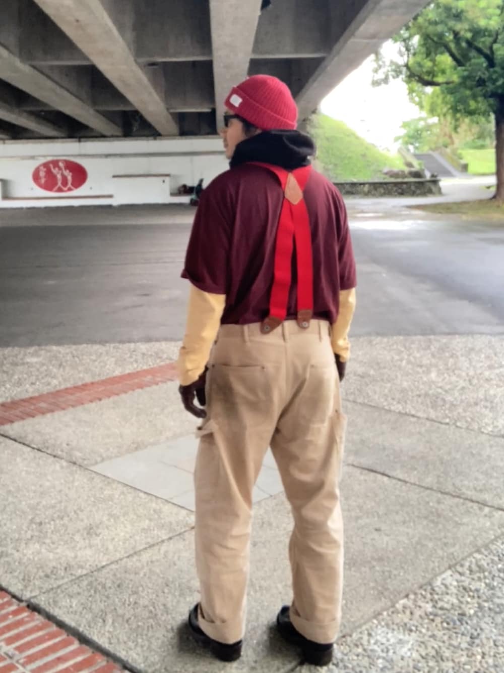 ブルー系のTシャツ/カットソー、イエロー系のTシャツ/カットソー、ベージュ系のその他パンツを着用したメンズの春コーディネートの3枚目の写真