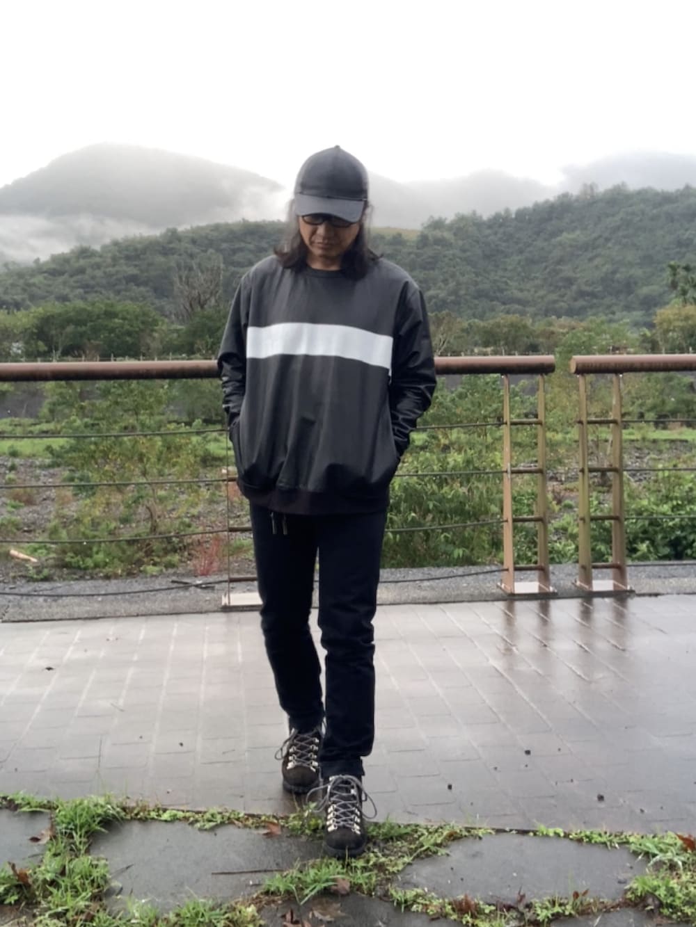 ブラック系のその他トップス、ブラック系のブーツ、ブラック系のデニムパンツを着用したメンズの冬コーディネートの4枚目の写真