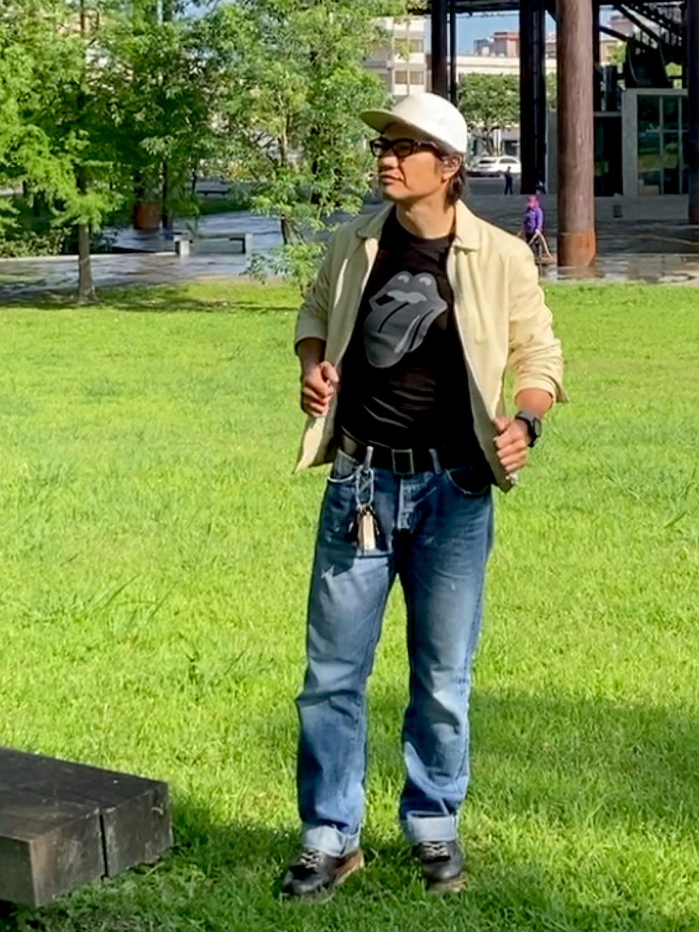 ホワイト系のブルゾン、ブラック系のTシャツ/カットソー、ブルー系のデニムパンツを着用したメンズの春コーディネートの2枚目の写真