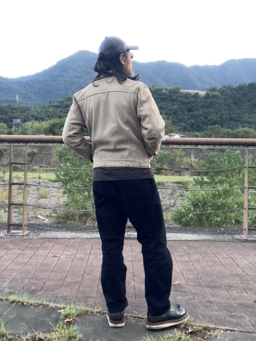 ブラック系のシャツ/ブラウス、ブラック系のブーツ、ブラック系のデニムパンツを着用したメンズの秋コーディネートの3枚目の写真