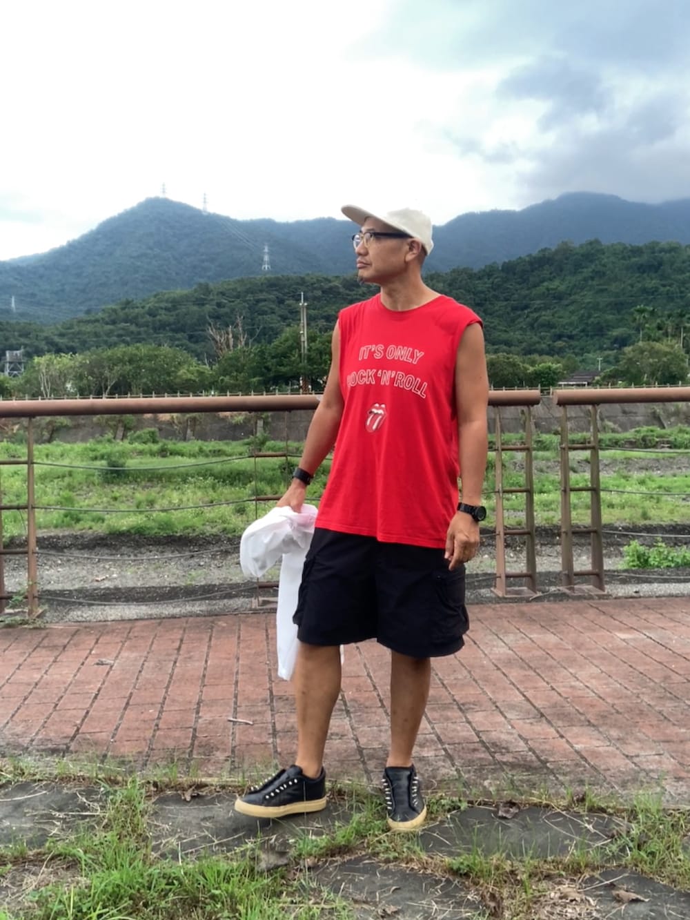 ホワイト系のシャツ/ブラウス、ブラック系のその他パンツ、レッド系のTシャツ/カットソーを着用したメンズの秋コーディネートの3枚目の写真