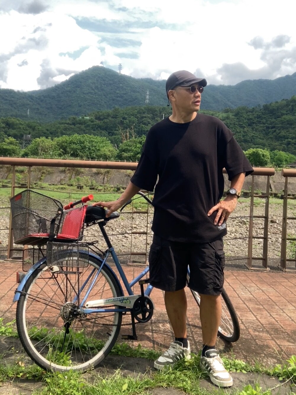 ブラック系のその他パンツ、ブラック系のTシャツ/カットソー、ホワイト系のスニーカーを着用したメンズの春コーディネートの2枚目の写真