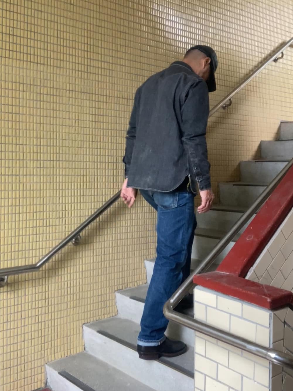 ブラック系のシャツ/ブラウス、ブラック系のTシャツ/カットソー、ブルー系のデニムパンツを着用したメンズの春コーディネートの2枚目の写真