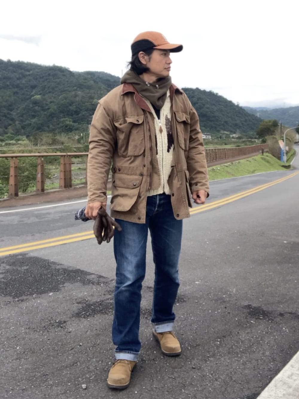 ブラウン系のジャケット/アウター、ブルー系のデニムパンツ、ブラウン系のブーツを着用したメンズの冬コーディネートの2枚目の写真