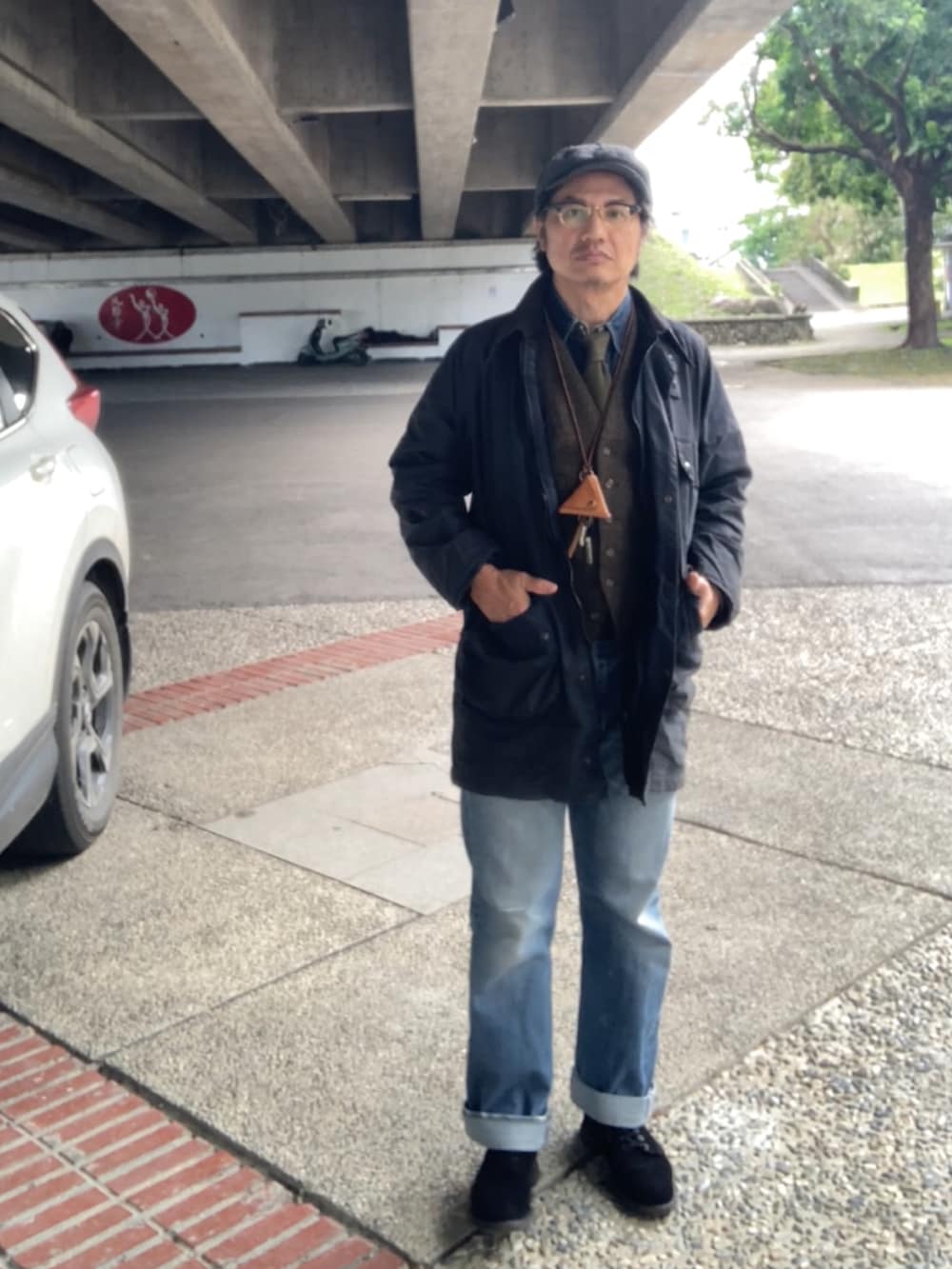 ブルー系のシャツ/ブラウス、グリーン系のネクタイ、グリーン系のベストを着用したメンズの春コーディネートの3枚目の写真