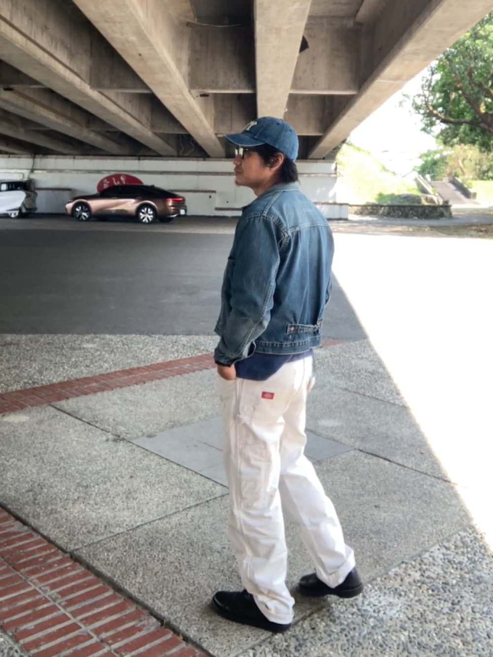 ブラウン系のTシャツ/カットソー、ブルー系のデニムジャケット、ホワイト系のその他パンツを着用したメンズの春コーディネートの3枚目の写真