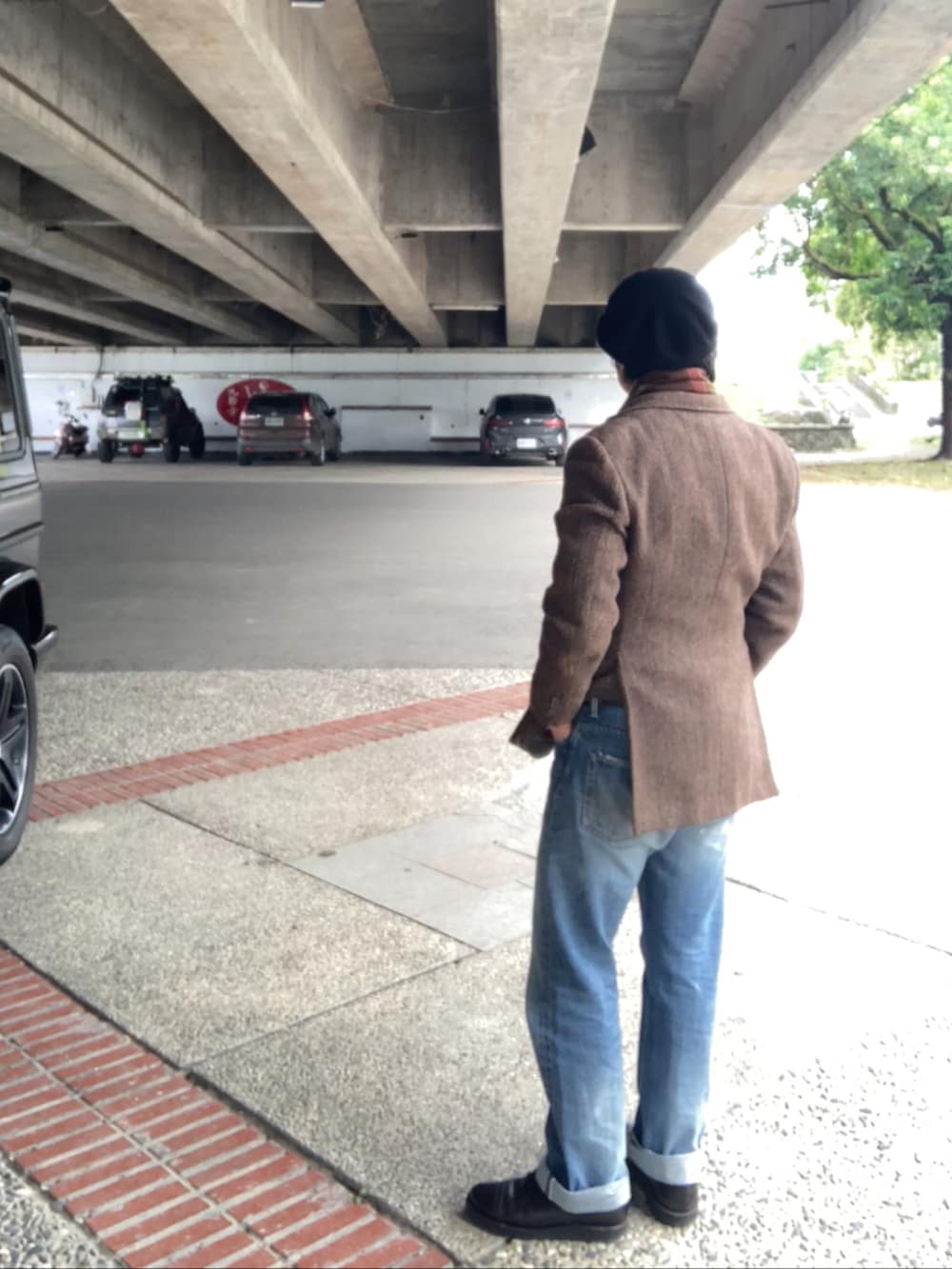 ベージュ系のシャツ/ブラウス、グリーン系のベスト、ブラウン系のテーラードジャケットを着用したメンズの春コーディネートの3枚目の写真