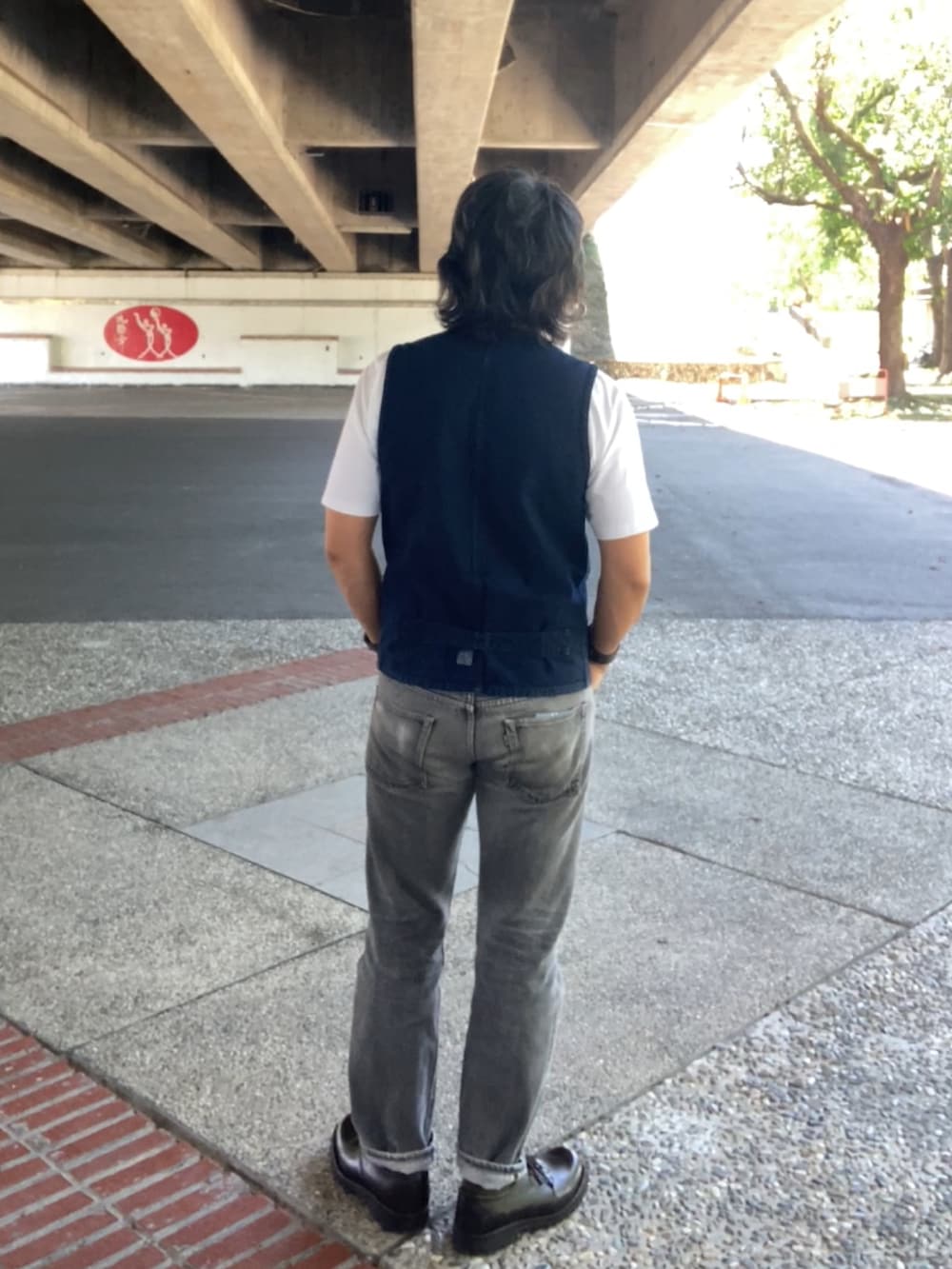 ホワイト系のTシャツ/カットソー、ブルー系のベスト、ブラック系のデニムパンツを着用したメンズの夏コーディネートの3枚目の写真