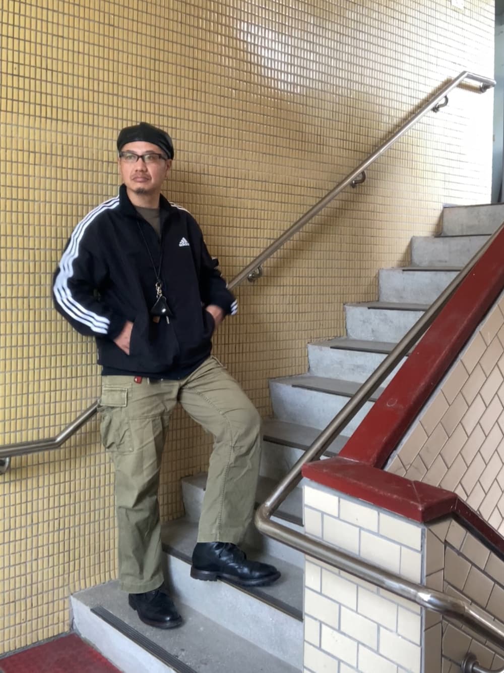 ブラック系のジャージ、グレー系のTシャツ/カットソー、グリーン系のカーゴパンツを着用したメンズの春コーディネートの3枚目の写真