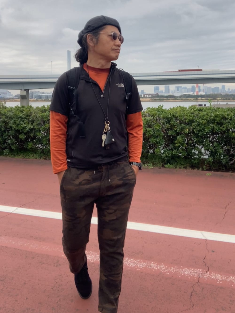 ブラック系のナイロンジャケット、ブラック系のブーツ、その他のその他パンツを着用したメンズの春コーディネートの4枚目の写真