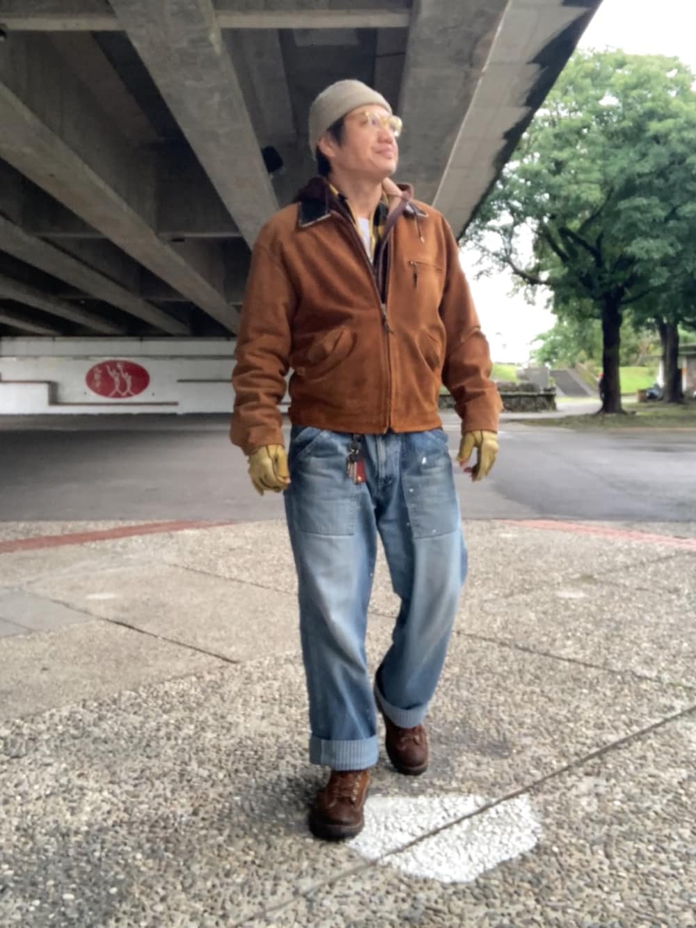 ブラウン系のパーカー、イエロー系のシャツ/ブラウス、イエロー系のTシャツ/カットソーを着用したメンズの冬コーディネートの2枚目の写真