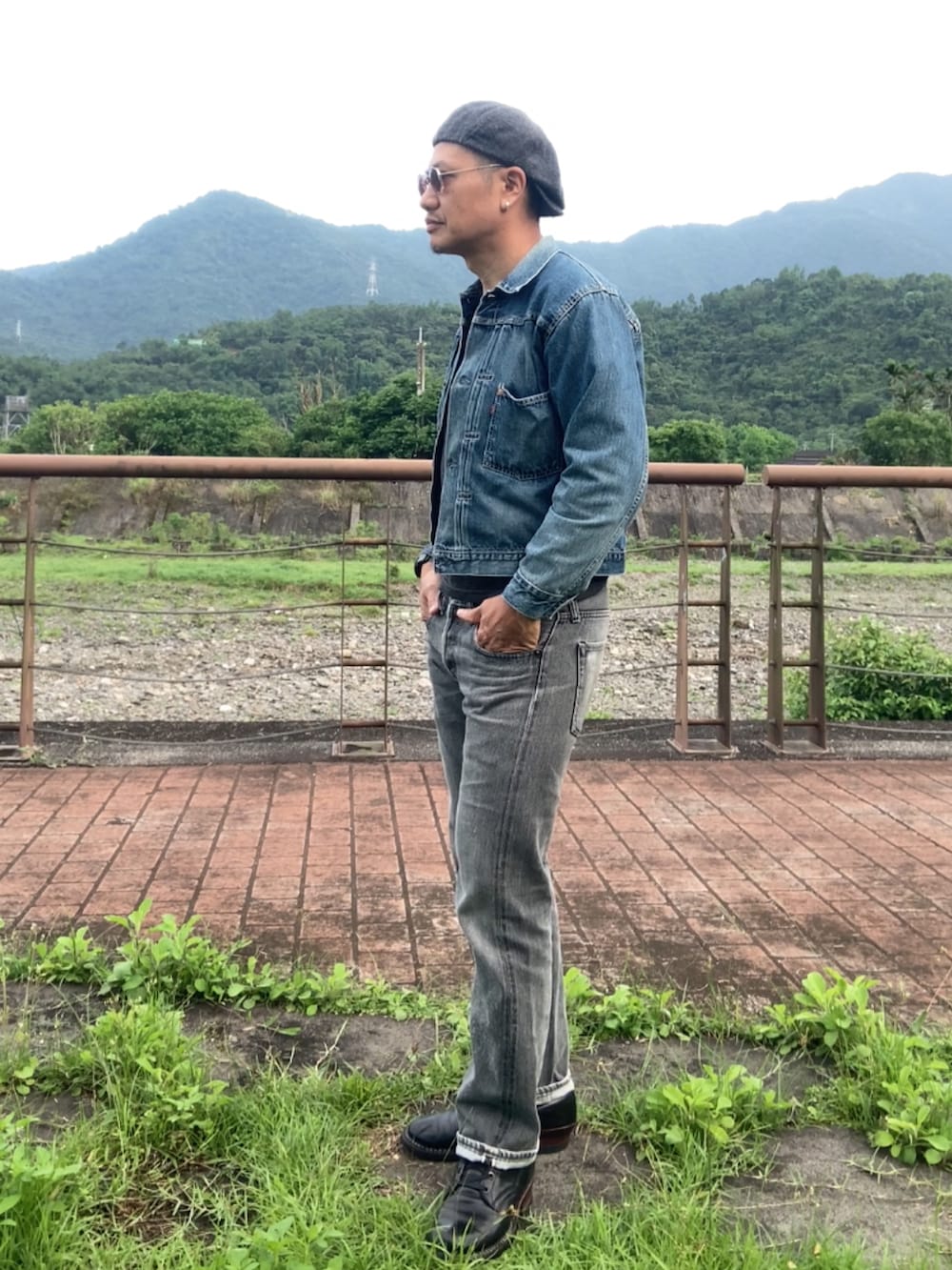 ブルー系のデニムジャケット、ブラック系のデニムパンツ、ブラック系のTシャツ/カットソーを着用したメンズの春コーディネートの2枚目の写真